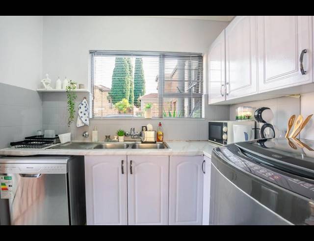 4 BEDROOM HOUSE FOR SALE IN VAN RIEBEECK PARK